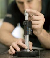 Banco de pruebas de metrología en Talleres MYL de Mendaro (Guipúzcoa). / AGE FOTOSTOCK